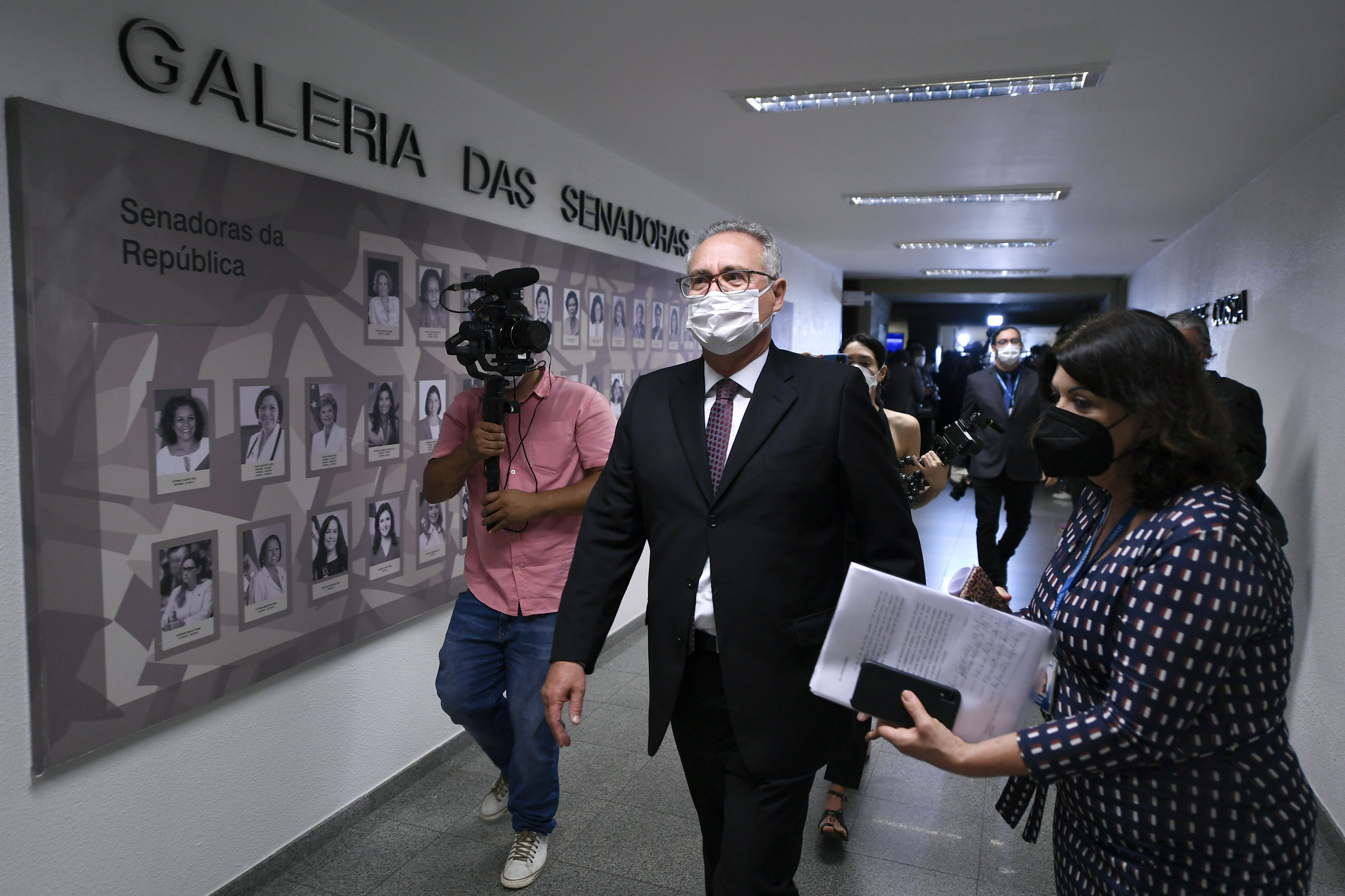O senador Renan Calheiros chega à sessão da CPI para ler o relatório final.