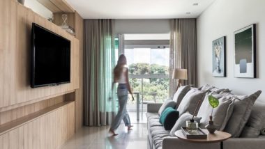 Qual é a distância ideal entre o sofá e a televisão? Apartamento assinado por Gabriela Fuganti Casagrande no Anuário HAUS 2021.