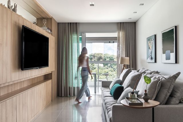 Qual é a distância ideal entre o sofá e a televisão? Apartamento assinado por Gabriela Fuganti Casagrande no Anuário HAUS 2021.