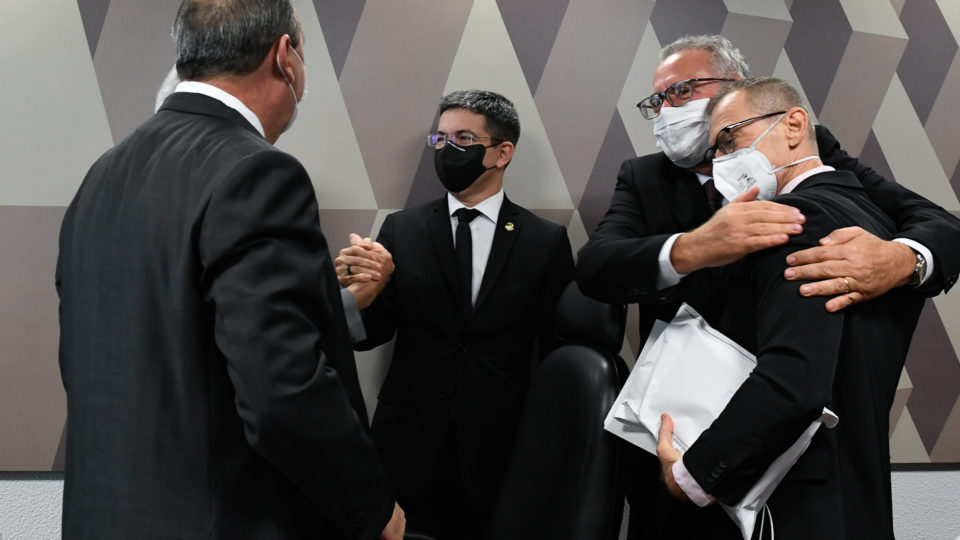 Avalie as “conclusões” da CPI antes de tirar as suas Senadores se cumprimentam durante sessão da CPI de 20/10