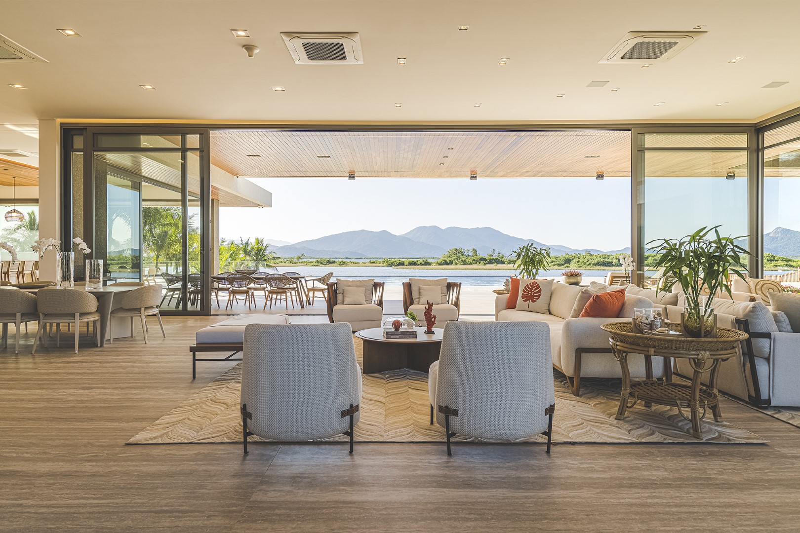 A vista litorânea é o pano de fundo para todos os ambientes dessa casa, com projeto de interiores assinado pelo escritório Olesko & Lorusso. A vista litorânea é o pano de fundo para todos os ambientes dessa casa, com projeto de interiores assinado pelo escritório Olesko & Lorusso.