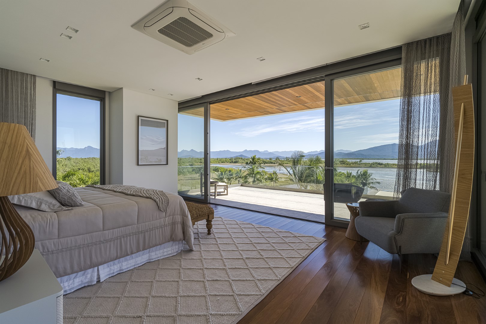 Quarto do casal tem vista privilegiada para o mar. Quarto do casal tem vista privilegiada para o mar.
