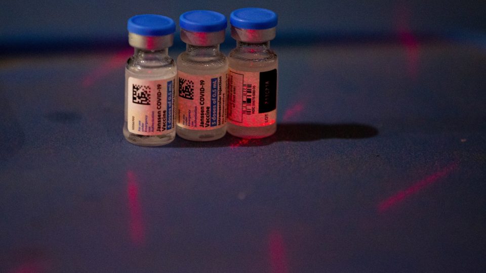 EUA autorizam doses de reforço da Janssen e Moderna e combinação de vacinas Frascos de vacina da Janssen, utilizada no Brasil