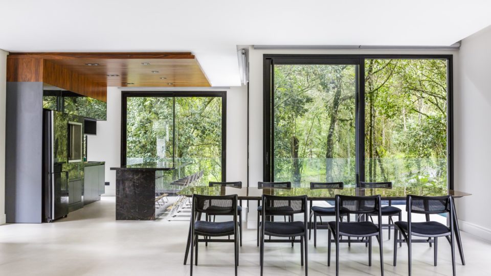 7 casas em que a natureza é a protagonista Projeto assinado por Valliatti &Tomasi Patrão integrou residência a bosque de preservação.