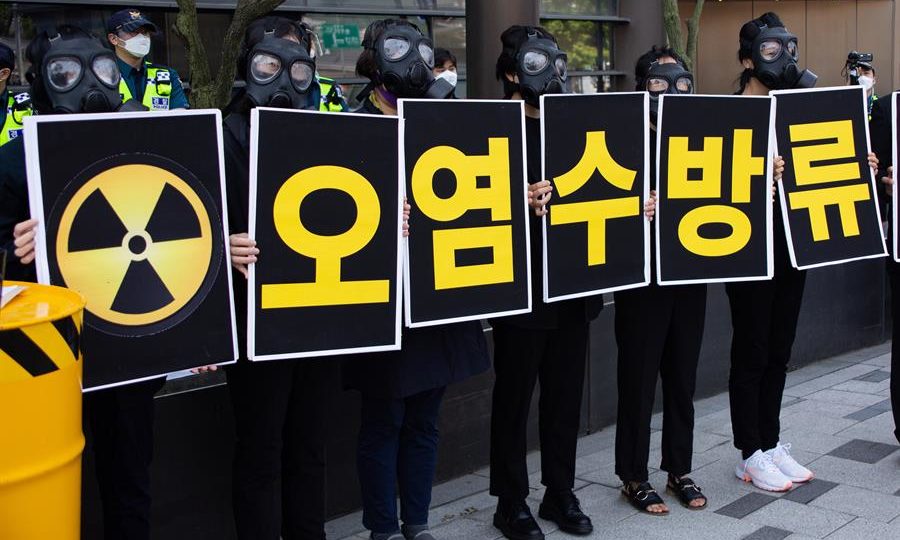 Como o ambientalismo vulgar e o medo da energia nuclear podem causar um apagão mundial Membros de um grupo ambientalista da Coreia do Sul usam máscaras de gás e seguram cartazes nos quais se lê “contra a liberação de água radioativa no oceano”, em protesto na frente da embaixada japonesa em Seul, em 04 de junho de 2021.