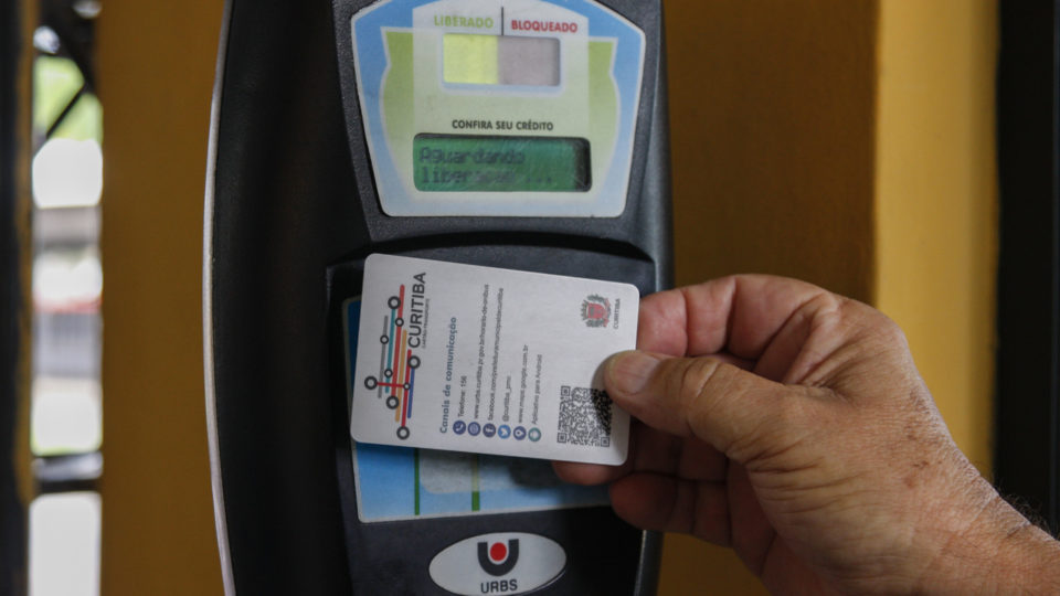 Créditos em cartões de transporte coletivo de Curitiba têm validade de um ano.