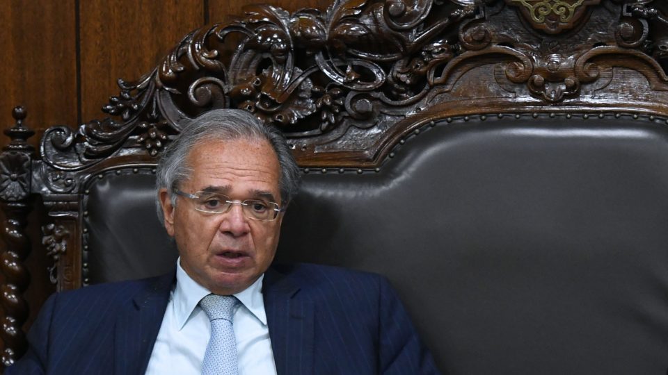 Chegou o dia: Guedes admite às claras furar ou mudar teto de gastos para atender ao chefe Depois de muito negar, desmentir e desconversar, o ministro Paulo Guedes admitiu furar ou mudar o teto de gastos para atender à pressão de Bolsonaro por um Auxílio Brasil de R$ 400.