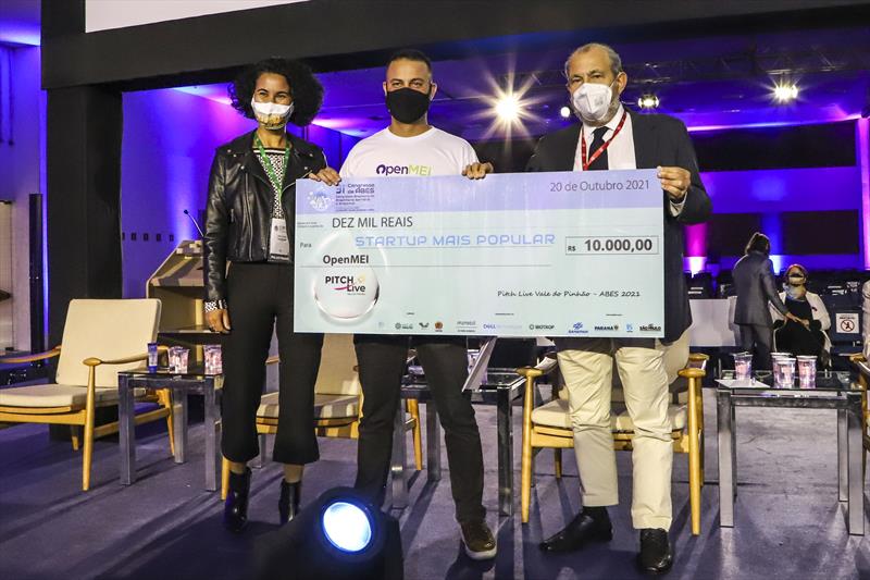 Cesar Augusto Ribas, um dos sócios da Open MEI, recebe o cheque de R$ 10 mil como startup mais votada pelo público no Pitch Live 2021. Foto: Hully Paiva/SMCS Cesar Augusto Ribas, um dos sócios da Open MEI, recebe o cheque de R$ 10 mil como startup mais votada pelo público no Pitch Live 2021. Foto: Hully Paiva/SMCS