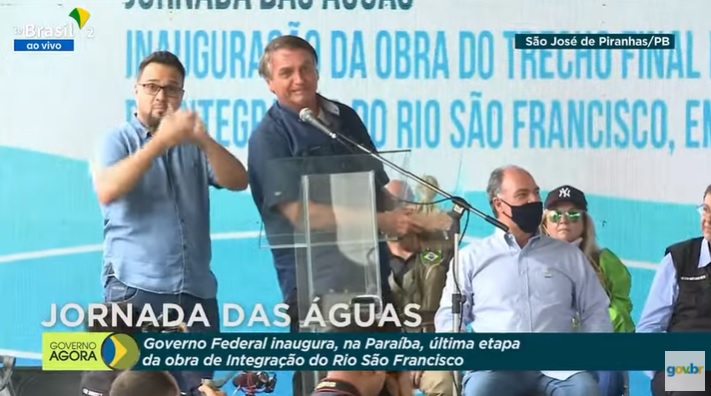 “Somos um dos países que menos sofre com a economia pós-pandemia”, diz Bolsonaro “Nós gastamos com o auxílio emergencial do ano passado o equivalente a 13 anos de Bolsa Família. Como não buscamos atender os mais pobres?” questionou Bolsonaro.