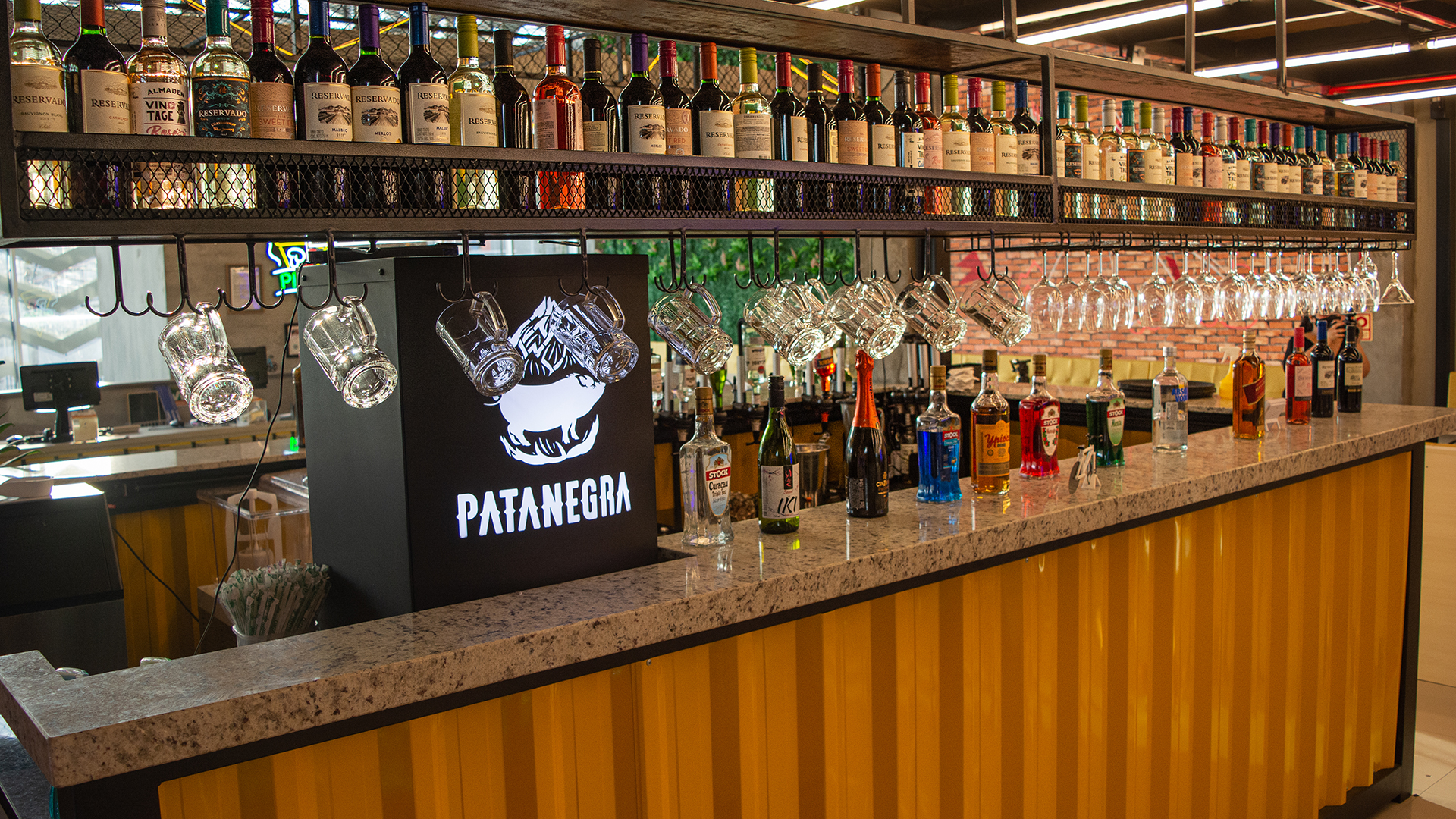 Além do buffet e das confortáveis mesas do salão, clientes podem aproveitar seus drinks no bar do Park da Pizza