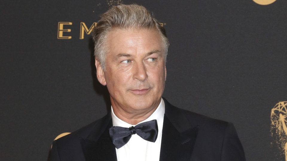 Alec Baldwin mata mulher acidentalmente durante filmagem; arma tinha balas de verdade, diz polícia O ator americano Alec Baldwin, durante a cerimônia dos prêmios Emmy, em Los Angeles, 17 de setembro de 2017