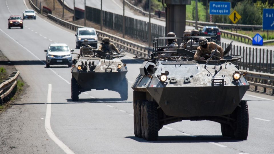 Segurança ou cortina de fumaça no Chile e no Equador? Veículos militares transitam nos arredores da comuna de Ercilla, na região de Araucanía, Chile, 15 de outubro. O presidente Sebastián Piñera decretou Estado de Exceção em várias províncias chilenas