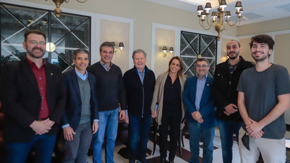 Em campanha no PR, Arthur Virgílio defende “fórmula mágica” do parlamentarismo Arthur Virgílio com Beto Richa, deputado Michele Caputo e lideranças do PSDB do Paraná