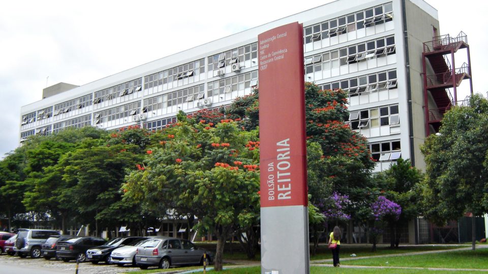 USP cai em ranking universitário de economias emergentes; sobem universidades russas e chinesas USP se manteve na primeira posição entre as universidades brasileiras, mas caiu de 13º para 19º lugar.