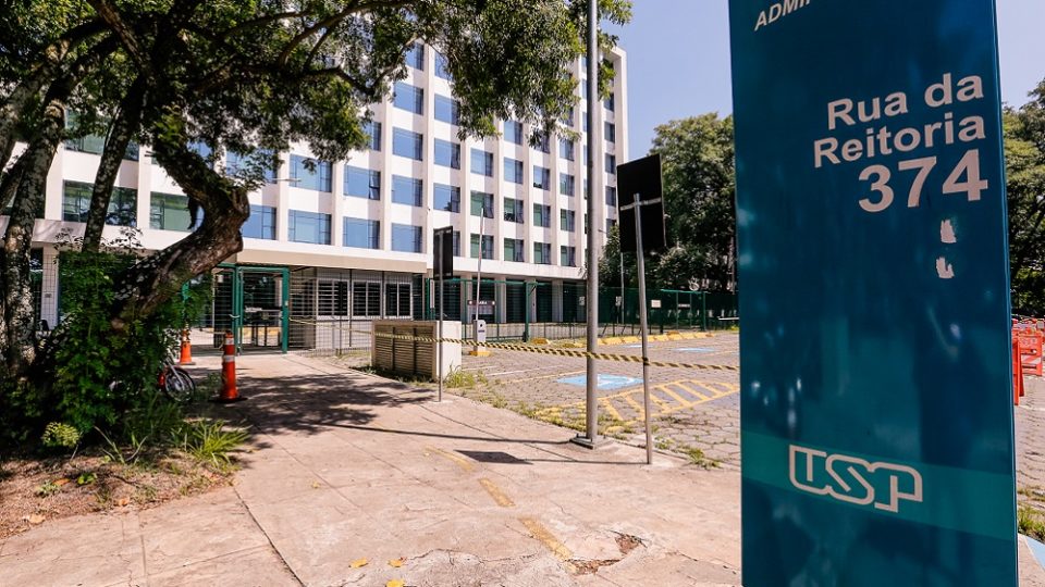 A USP entre pares: onde estamos e para onde vamos? Fachada e portaria do prédio da Reitoria da USP.