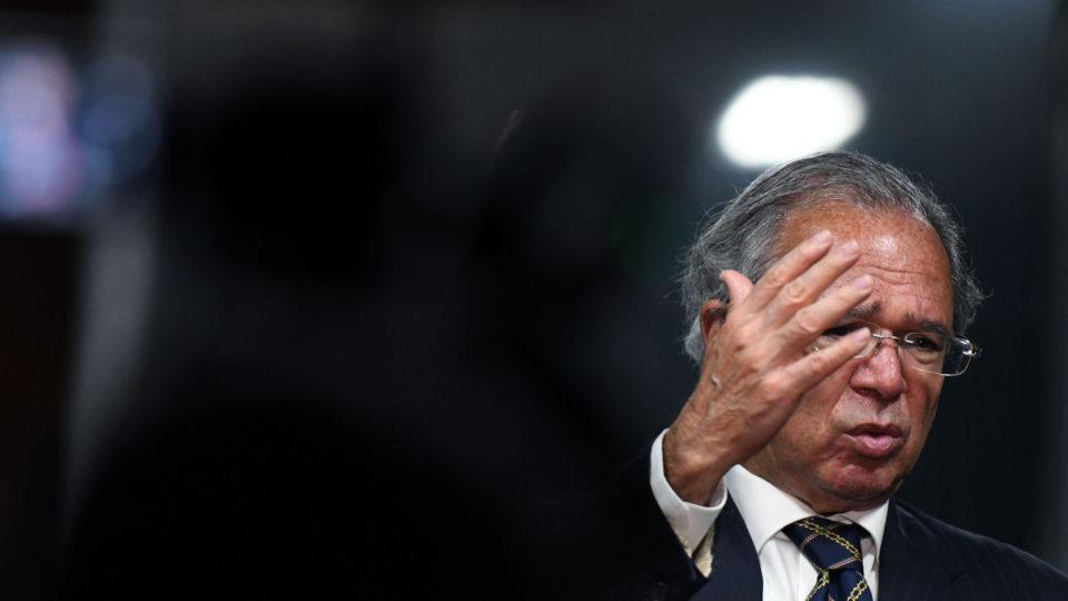 Auxílio de R$ 400, mudança no teto, debandada liberal: quais os impactos na economia Defensor do teto de gastos, o ministro Paulo Guedes cedeu às pressões para viabilizar um Auxílio Brasil de R$ 400.