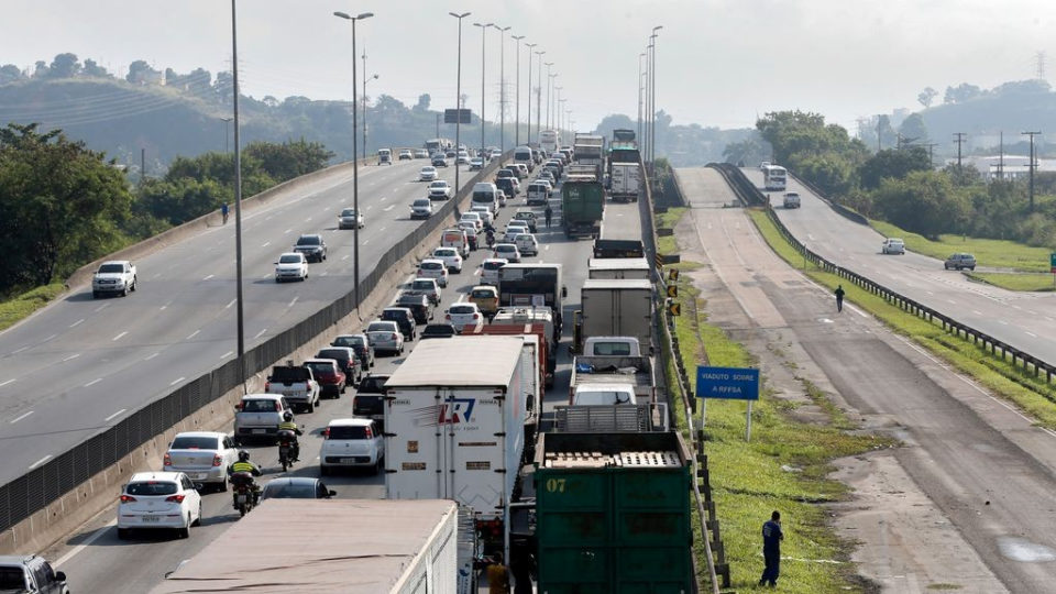 Caminhoneiros ameaçam greve e culpam Alcolumbre por atraso na MP do frete