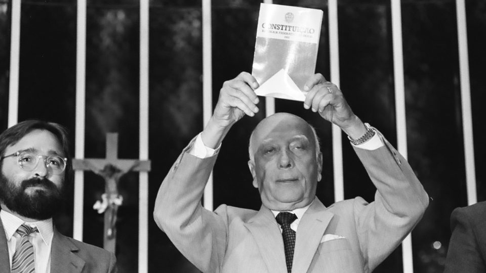 Ulysses Guimarães, presidente da Assembleia Nacional Constituinte, na cerimônia de promulgação da Constituição de 1988.