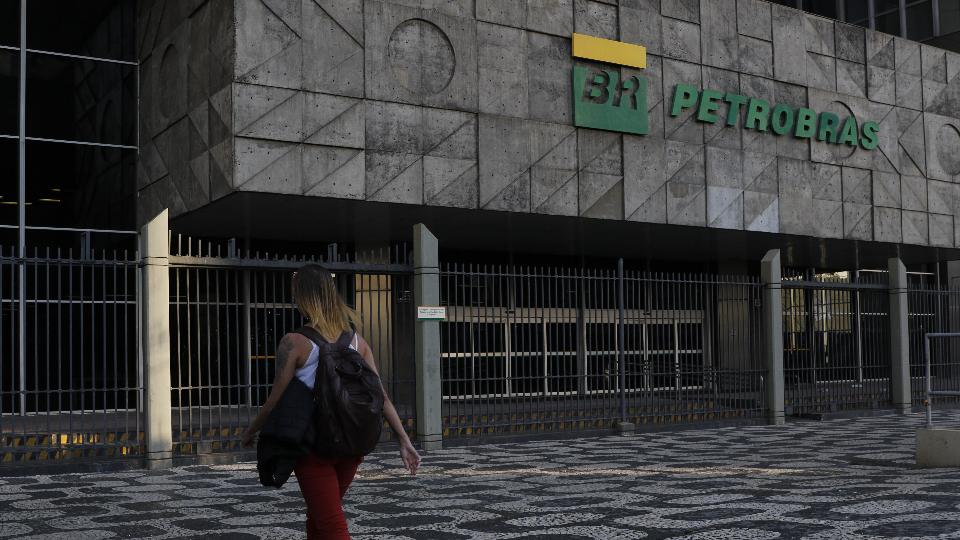 Bolsonaro estuda vender a Petrobras. Quais os resultados da empresa nos últimos anos Edifício-sede da Petrobras no Rio de Janeiro.