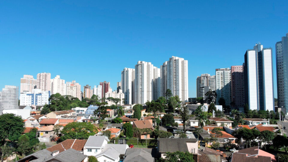 Conheça o Cristo Rei: bairro tranquilo e confortável perto do centro de Curitiba Próximo ao centro, o Cristo Rei fica a poucos minutos do Mercado Municipal, da Rodoferroviária de Curitiba e do Jardim Botânico.