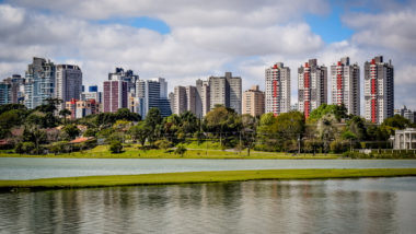 Onde morar em Curitiba? Conheça os bairros com maior segurança e mobilidade Diversos bairros em Curitiba oferecem a facilidade dos comércios do centro com a tranquilidade de um bairro residencial.
