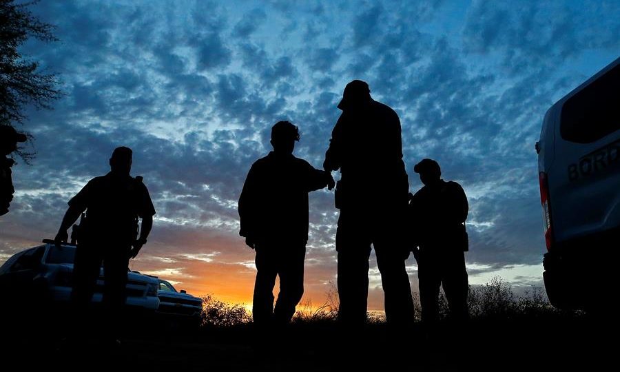 Detenções de brasileiros na fronteira sul dos EUA passam de 56 mil em um ano Agentes americanos buscam pessoas suspeitas de atravessar o Rio Grande para entrar ilegalmente nos EUA, em McAllen, Texas, 11 de setembro de 2019