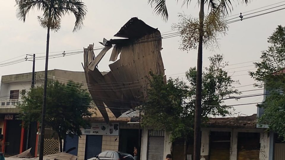 Chuvas causam estragos no interior; 253 mil consumidores seguem sem energia Estrago causado pela chuva na Avenida Kakogawa, em Maringá