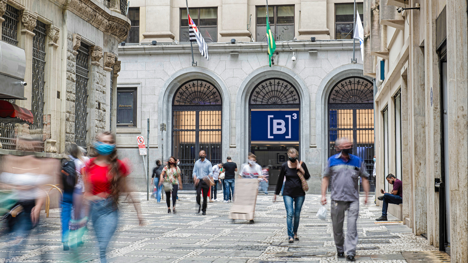 Seis empresas suspendem entrada na Bolsa após nova regra do teto de gastos B3. Bolsa de Valores. Ações.