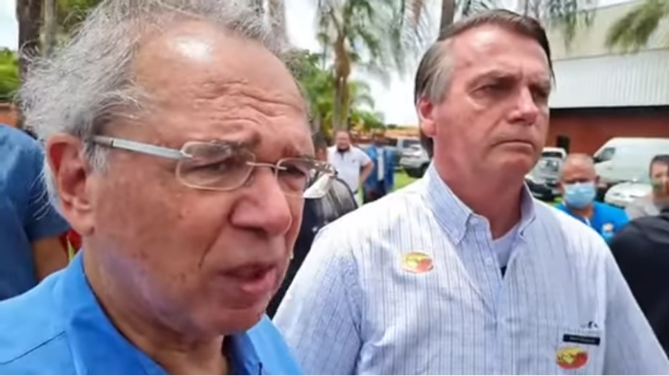 Bolsonaro diz que não vai interferir no preço do combustível: “Teremos reajuste” Paulo Guedes e Bolsonaro conversaram com apoiadores e imprensa neste domingo (24).