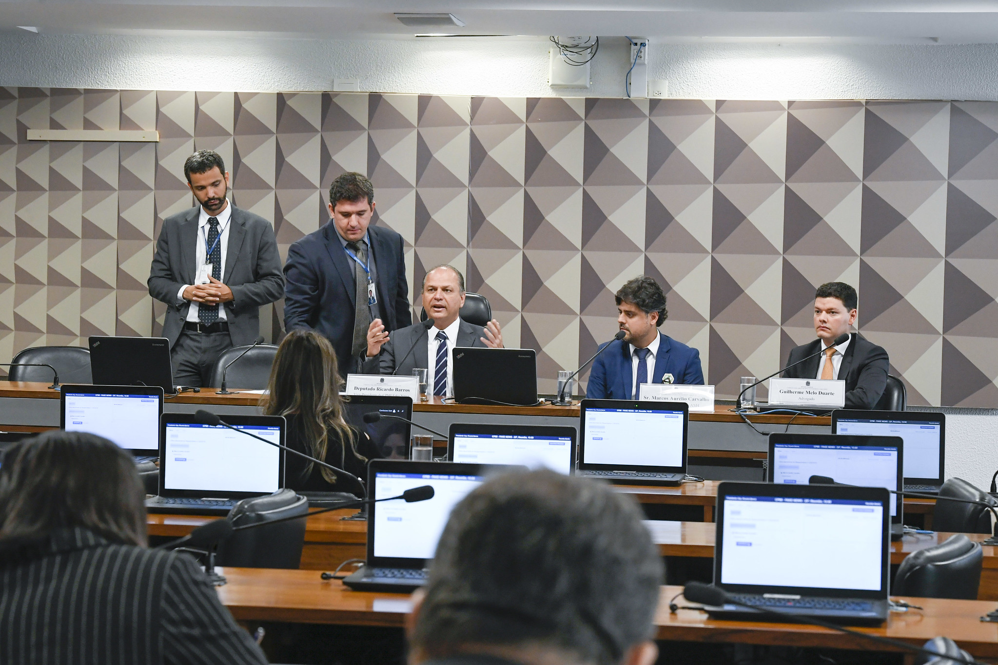 O deputado Ricardo Barros preside a última reunião da CPI das Fake News antes da paralisação, em março de 2020