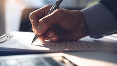 Saiba de quais documentos você precisa para comprar um apartamento Apesar de trabalhosa, a documentação é importante para evitar desgastes com seu futuro imóvel.