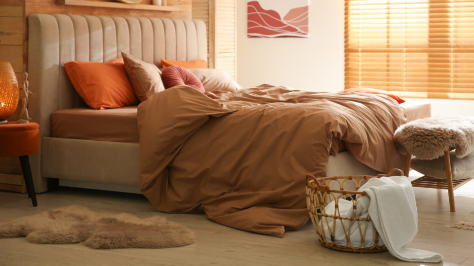 Com mudanças simples na decoração, é possível deixar seu apartamento bem mais aconchegante no frio ou no calor.