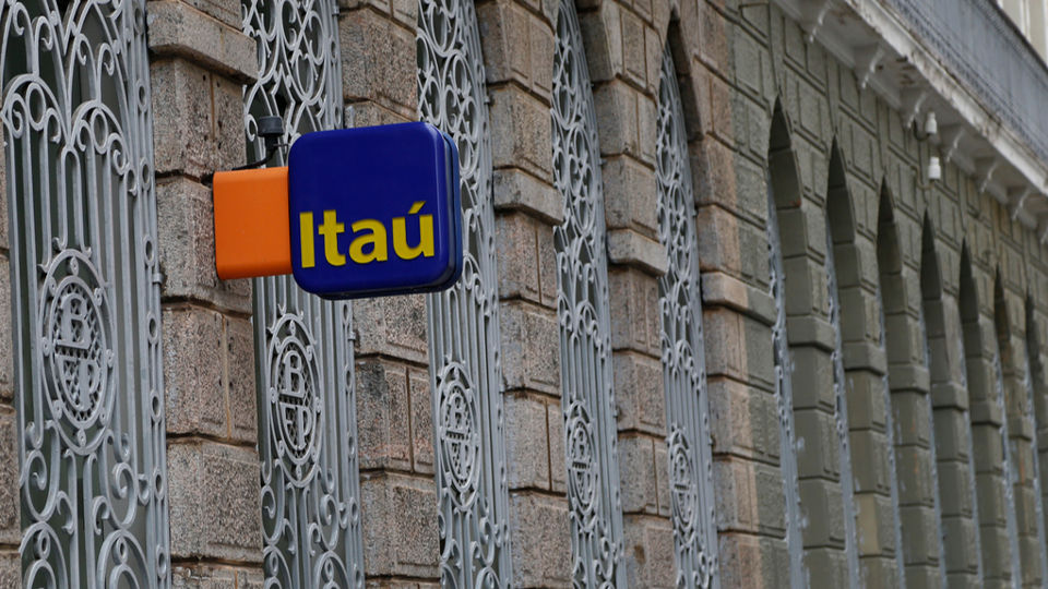 Itaú rebaixa projeção e agora prevê recessão no Brasil em 2022 O Itaú piorou seus prognósticos para a economia brasileira após a manobra do governo para mudar a regra do teto de gastos.