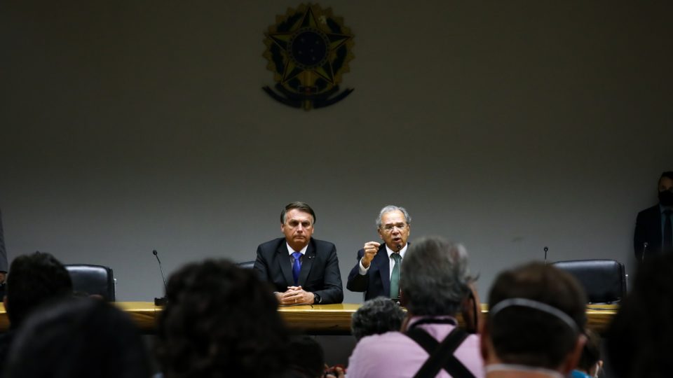 Governo decidiu mudar o teto de gastos para ampliar o Auxílio Brasil. Qual a sua opinião? O presidente Jair Bolsonaro e o ministro da Economia, Paulo Guedes, comentam mudança no teto de gastos para ampliar o Auxílio Brasil em fala à imprensa na sexta-feira (22).
