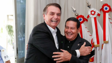 Bolsonaro diz que candidato a vice em 2022 poder ser “até o próprio Mourão” O presidente Jair Bolsonaro e o vice-presidente Hamilton Mourão.