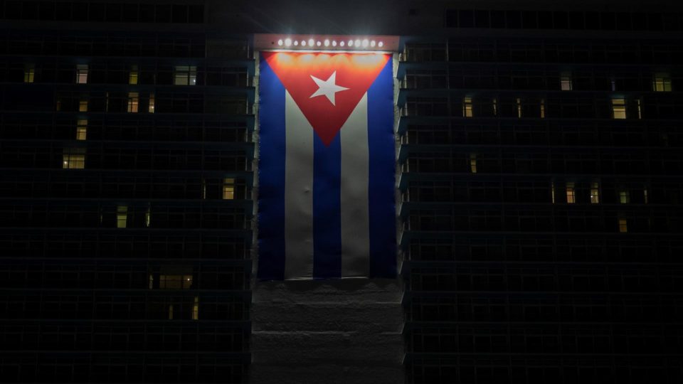 Relatores da ONU criticam lei de Cuba contra conteúdo “subversivo” que pode limitar internet Bandeira de Cuba estendida em hotel de Havana, 24 de outubro