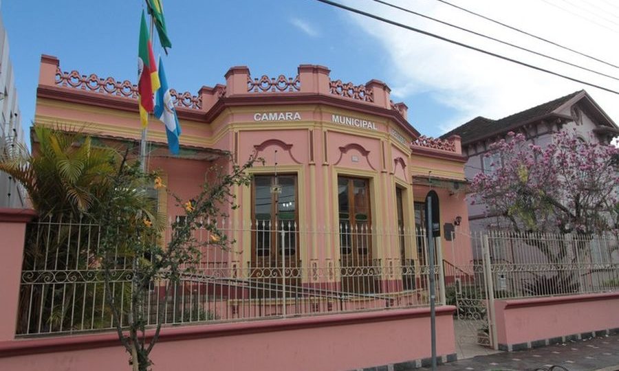Pelotas aprova projeto que sugere reserva de vagas de emprego para travestis e transexuais Fachada da Câmara Municipal de Pelotas