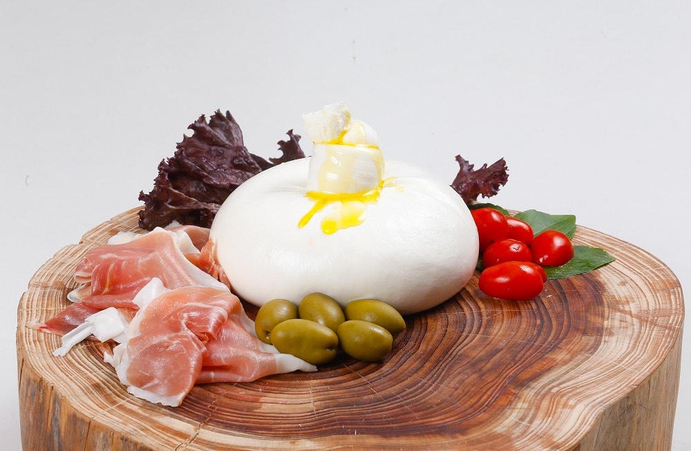 A loja é famosa por reproduzir a receita original da burrata, com 100% de leite de vaca fresco.