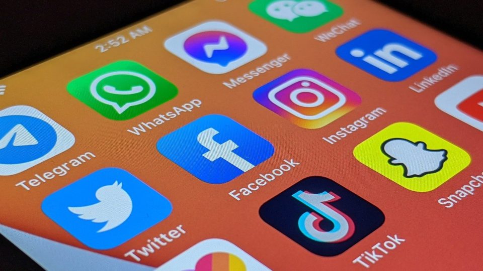 PL das Fake News: o que diz o novo projeto em discussão na Câmara dos Deputados Redes sociais e big techs