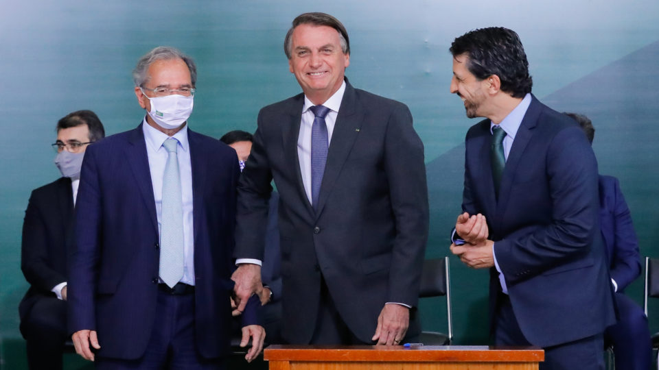 Governo prepara projeto de lei para a privatização da Petrobras Paulo Guedes, Jair Bolsonaro e o ministro do Meio Ambiente, Joaquim Leite, em evento na segunda-feira (25): ministro da Economia e presidente voltaram a falar na privatização da Petrobras.