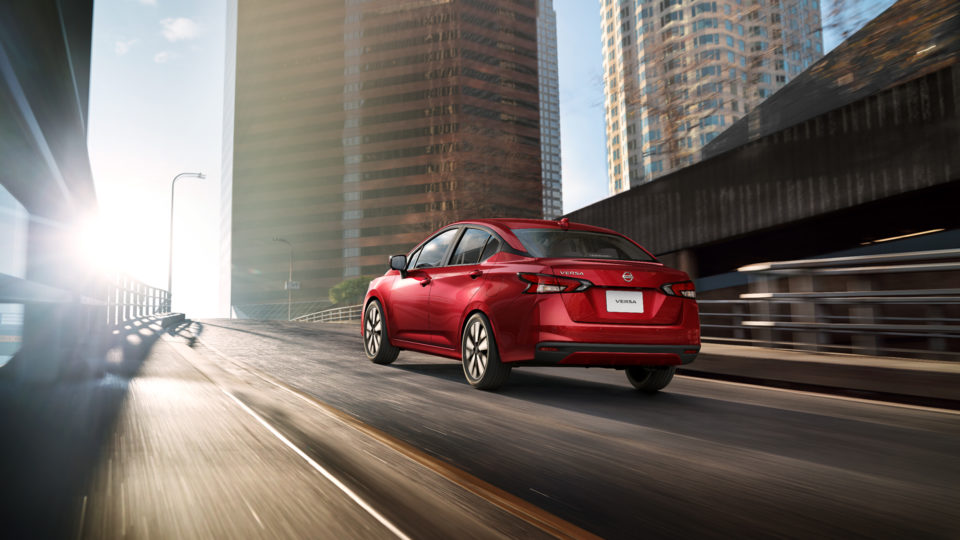 A traseira do sedã da Nissan remete a modelos de alto padrão