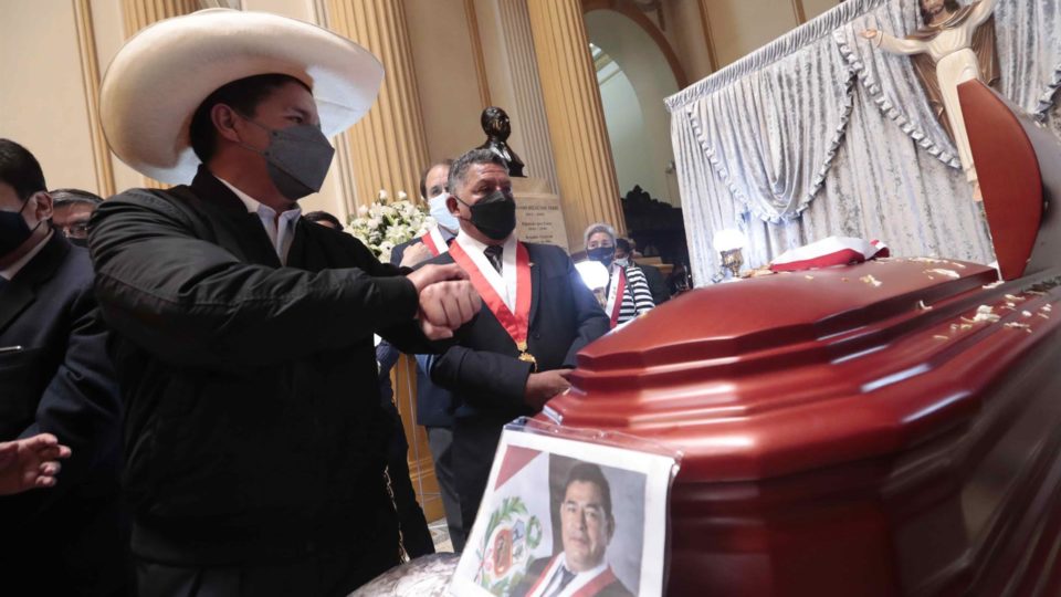 Pedro Castillo pede ao Congresso trabalho em conjunto em lei para nacionalizar gás do Peru O presidente do Peru, Pedro Castillo, participa de funeral do parlamentar Fernando Herrera, do partido Peru Livre, no Congresso em Lima, 26 de outubro