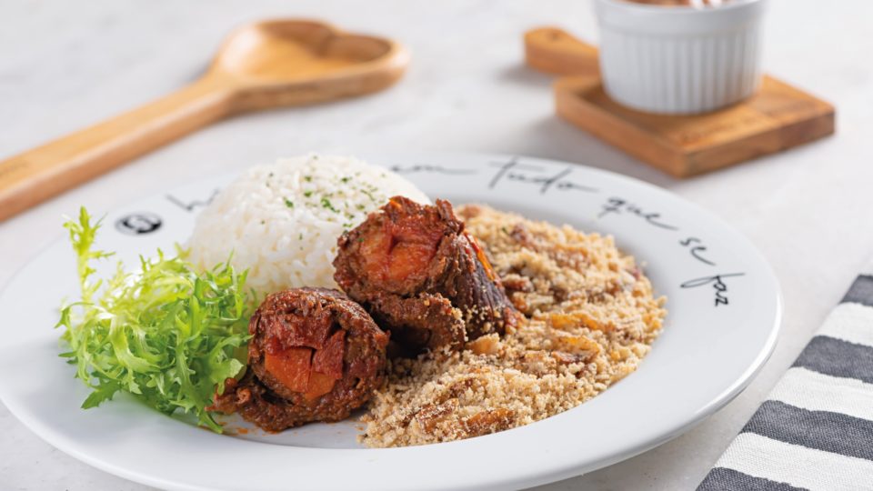 Bife a rolê aromático Na receita de família do restaurante Cozinha da Vó Lena, o buquê de temperos é usado para incrementar o sabor do molho.