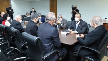 “Não queremos vingança”, diz Omar Aziz ao entregar relatório da CPI à PGR “Que as pessoas que contribuíram para isso (mortes pela Covid) possam ser responsabilizadas pela Justiça dos homens”, disse o senador Omar Aziz (PSD-AM).