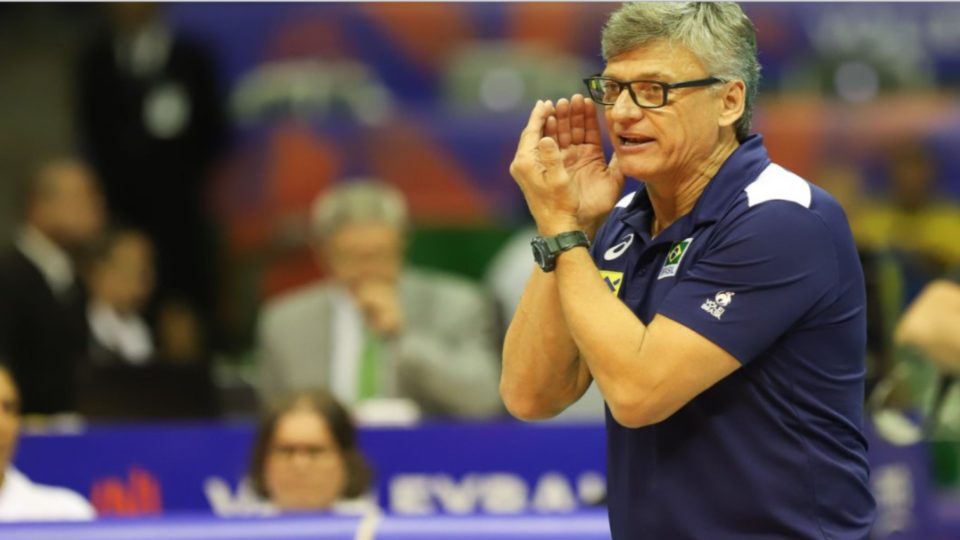 Técnico da Seleção Brasileira de Vôlei diz que conduta de Maurício Souza foi “inadmissível” Renan dal Zotto disse que a conduta de Maurício Souza foi “inadmissível” e que na seleção brasileira não há espaço para homofobia.