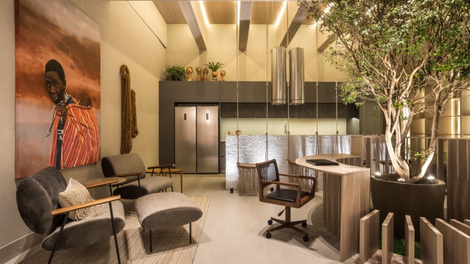 O que é tendência para a arquitetura de interiores paranaense Gourmet Raízes by EVIVVA, assinado por Claudia Pimentel Bueno e Raíssa Bueno Ribeiro.