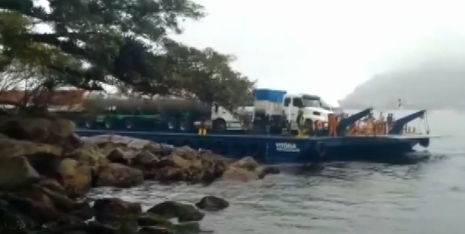 Ferry boat leva prefeito de Guaratuba a decretar estado de calamidade pública Ferry-boat quase bate em pedras na praia durante travessia entre Guaratuba e Matinhos.