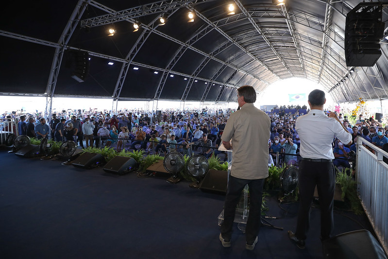 Bolsonaro anunciando o "início das obras" da Ferrovia FICO. Mais uma aglomeração. Foto: Clauber Caetano/PR Bolsonaro anunciando o "início das obras" da Ferrovia FICO. Mais uma aglomeração. Foto: Clauber Caetano/PR