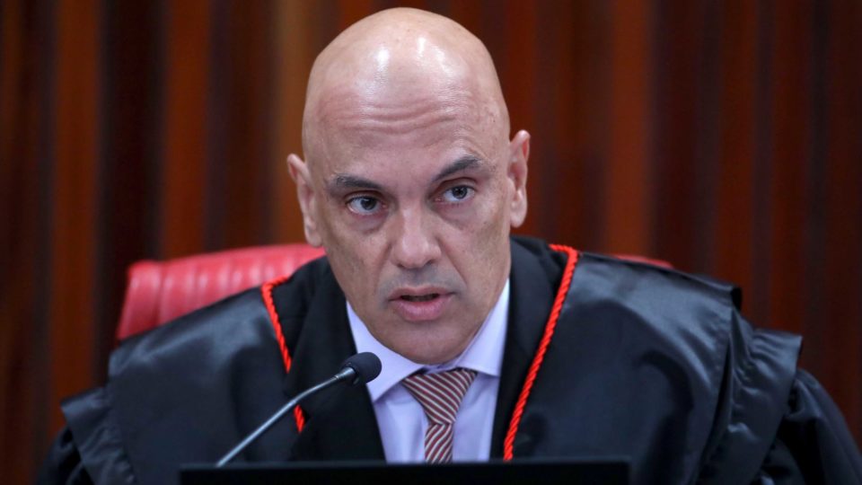 Moraes: quem espalhar ataques a rivais nas redes em 2022 será cassado e preso Ministro disse que houve disparos em massa contra o PT em 2018, mas que não há prova de gravidade para condenar Bolsonaro