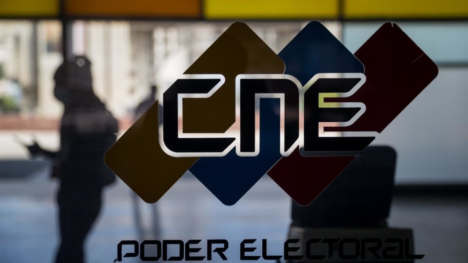 A ditadura inviabiliza o referendo contra Maduro CNE, órgão responsável pela realização de eleições na Venezuela, permitiu apenas um dia de recolhimento de assinaturas para referendo revogatório.